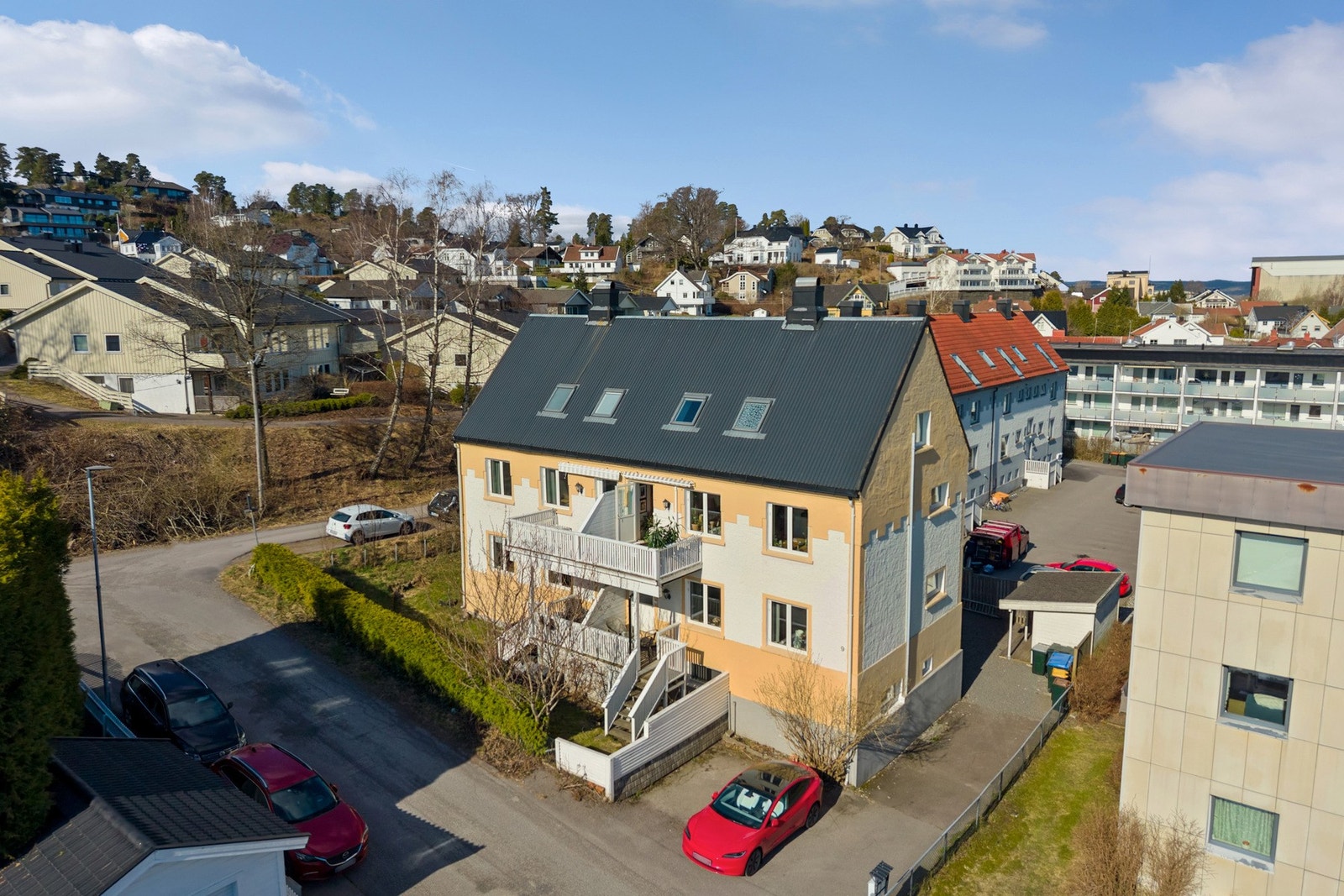 Eiendommen ligger i et barnevennlig og attraktivt boligområde i Havegaten på Kaldnes i Tønsberg kommune. Galleribilde