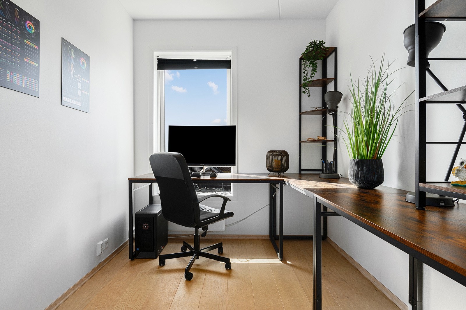 Soverom 2 har plass til seng, nattbord og garderobe. Rommet benyttes i dag til kontor. Galleribilde