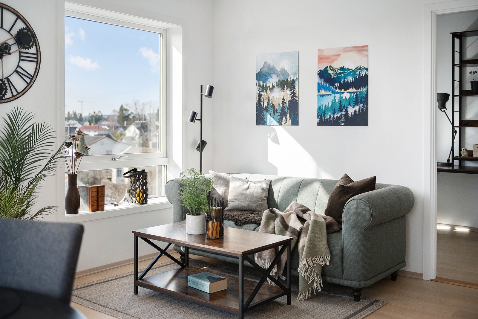 Stuen har god plass til sofagruppe og annen møblering. Galleribilde