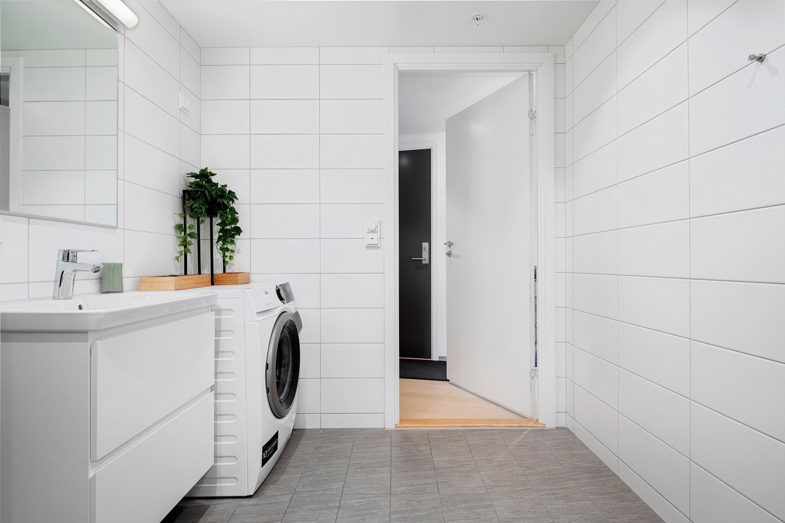 Badet er delikat flislagt med gulvvarme og downlights i himlingen. Galleribilde