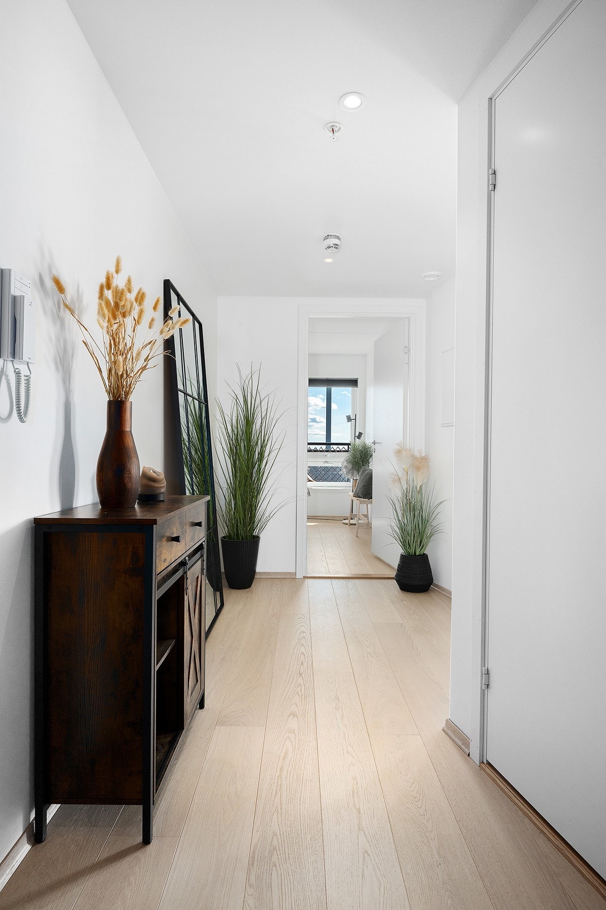 Entreen er innbydende og lys, og gir et godt førsteinntrykk av leiligheten. Galleribilde