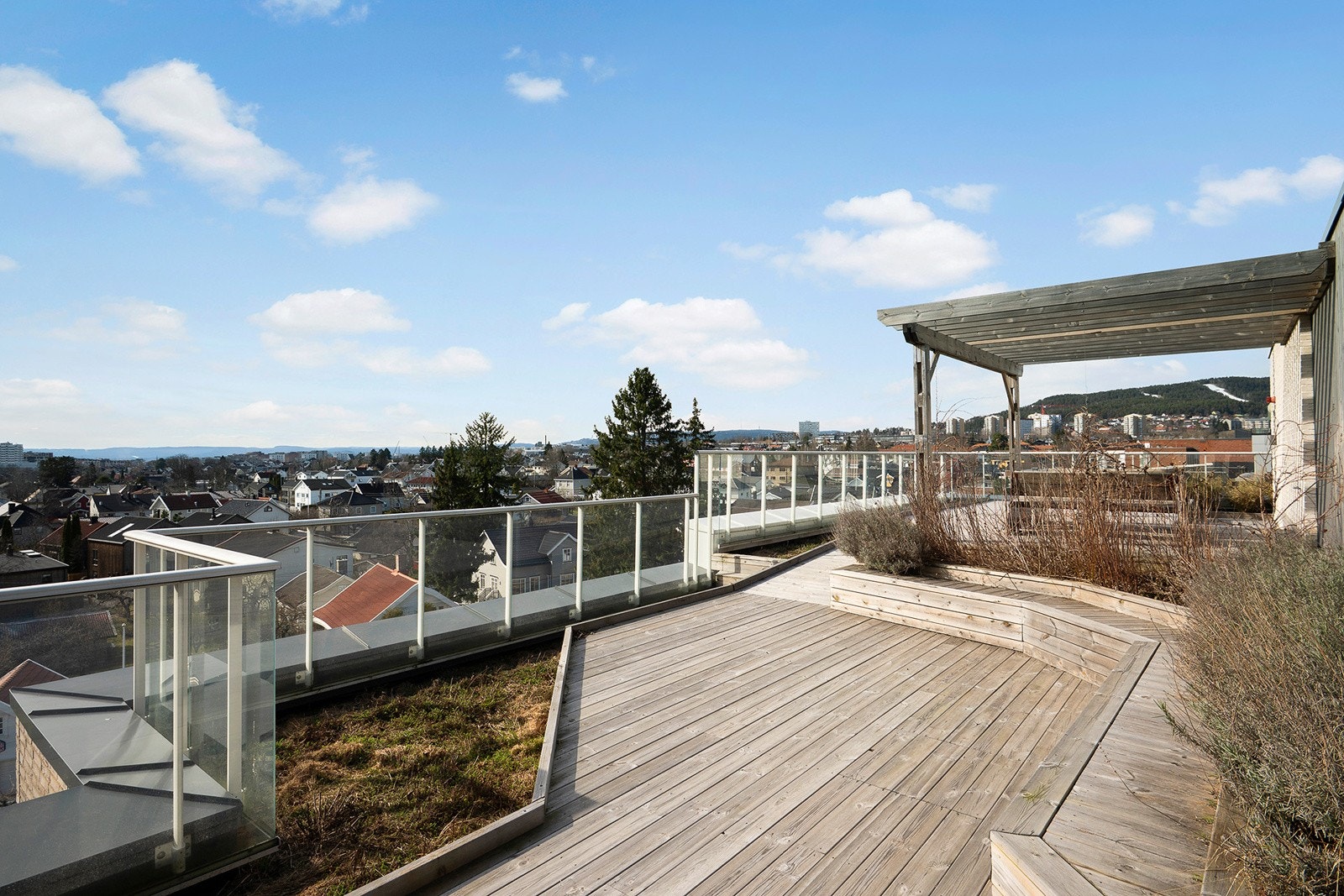 Fellestakterrasse i borettslaget med gode sol -og utsiktsforhold. Galleribilde