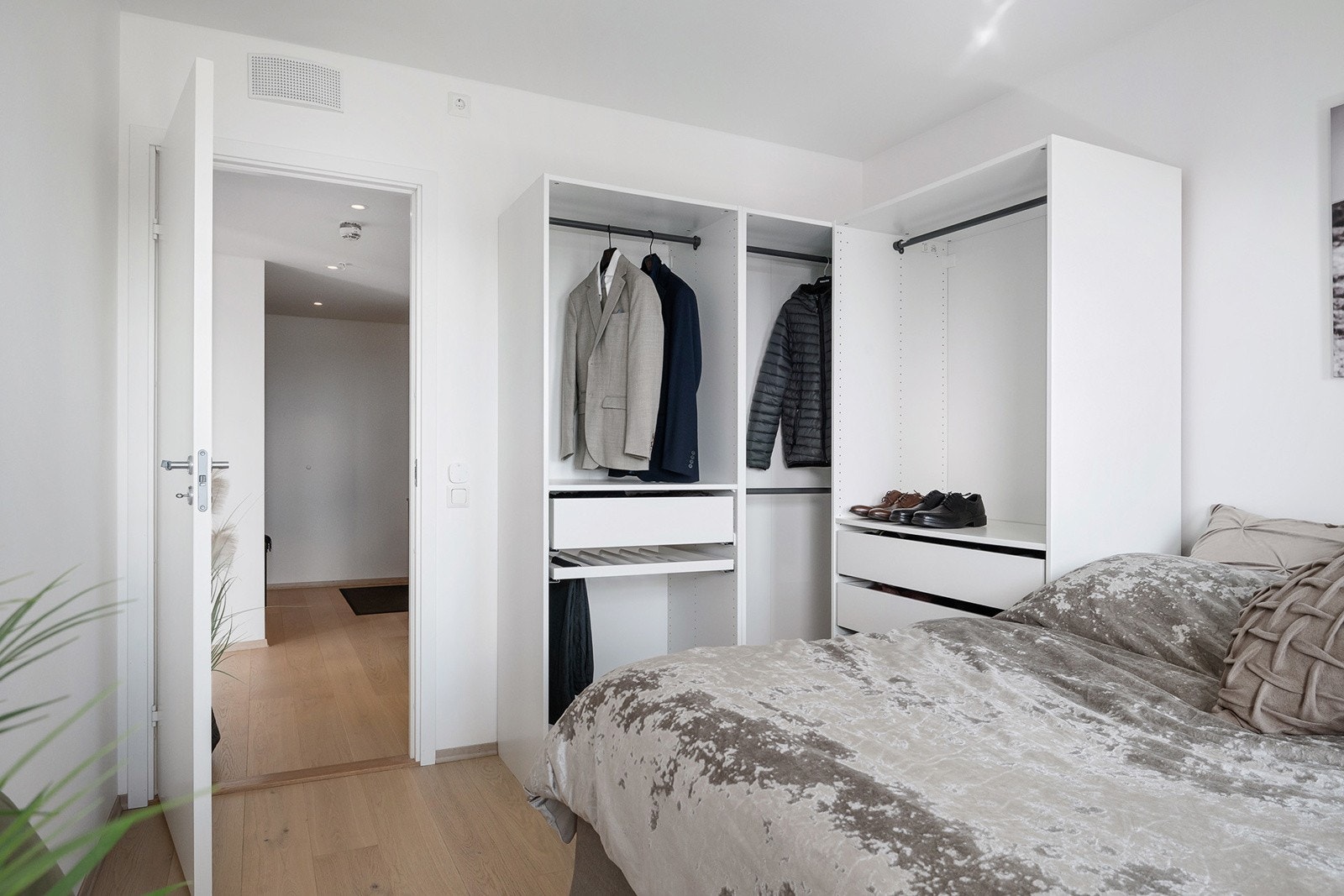 Her er det og rikelig med plass til garderobe og annen oppbevaring. Galleribilde