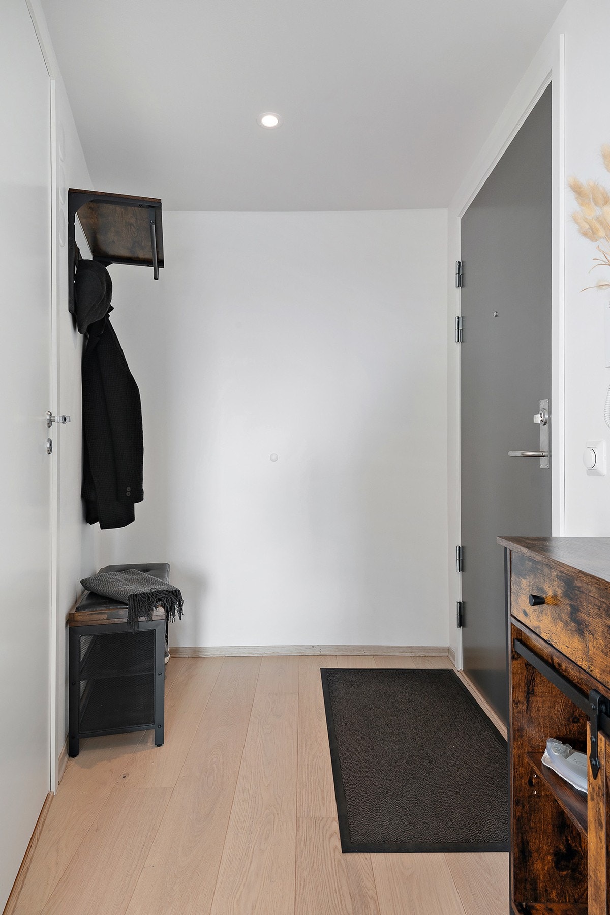 Her er det god plass til yttertøy og eventuell garderobeløsning. Galleribilde