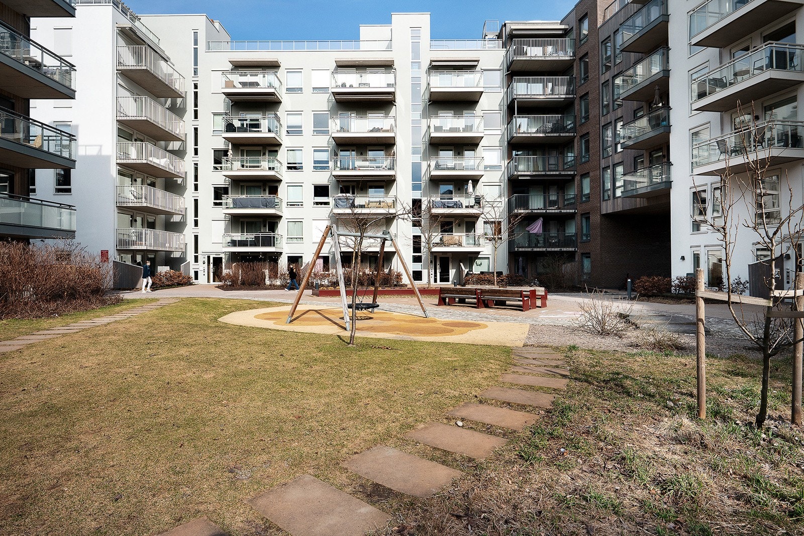 Hyggelig uteområde med sittegruppe og lek i gårdsrommet. Galleribilde