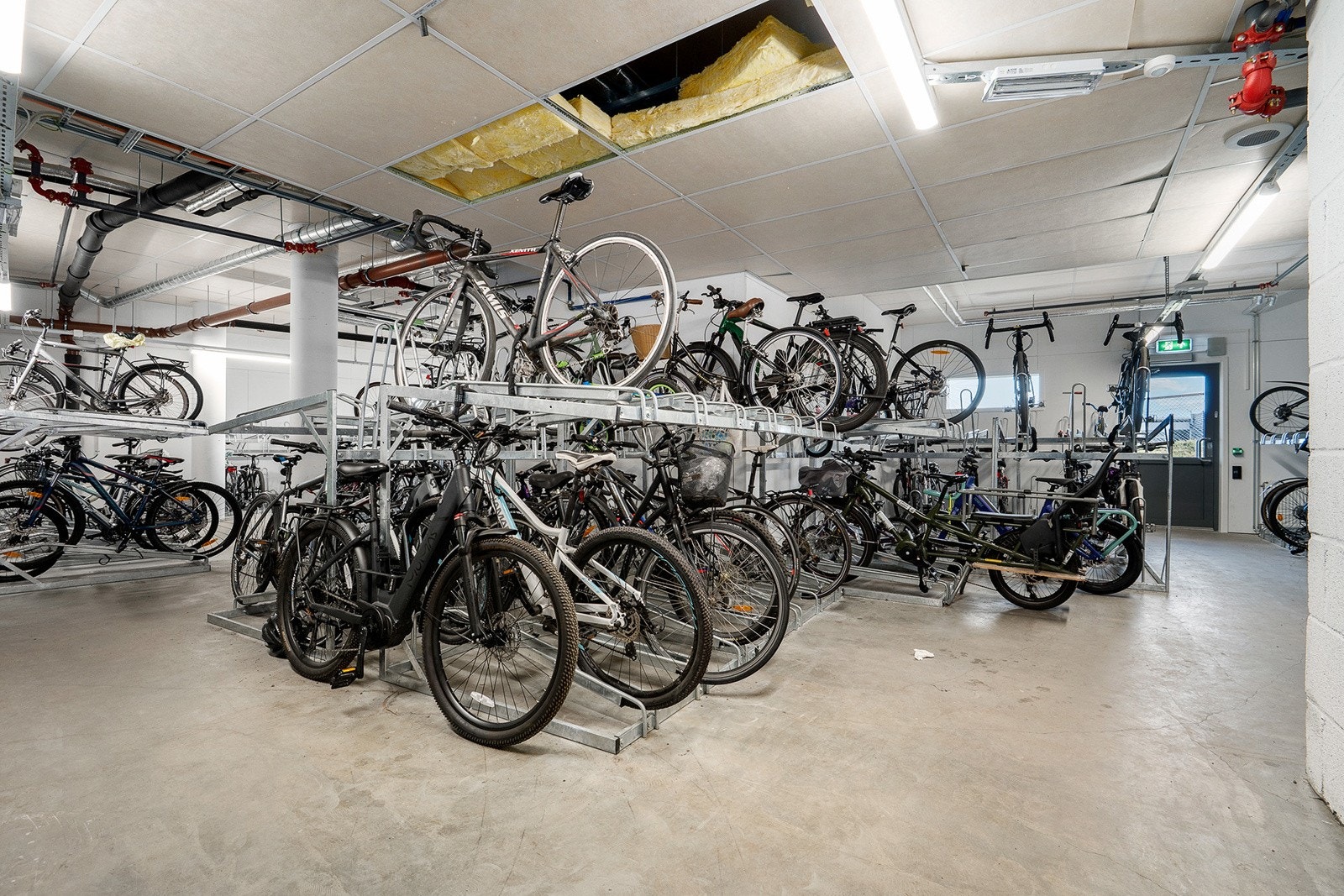 Sykkelparkering i byggets kjeller. Galleribilde