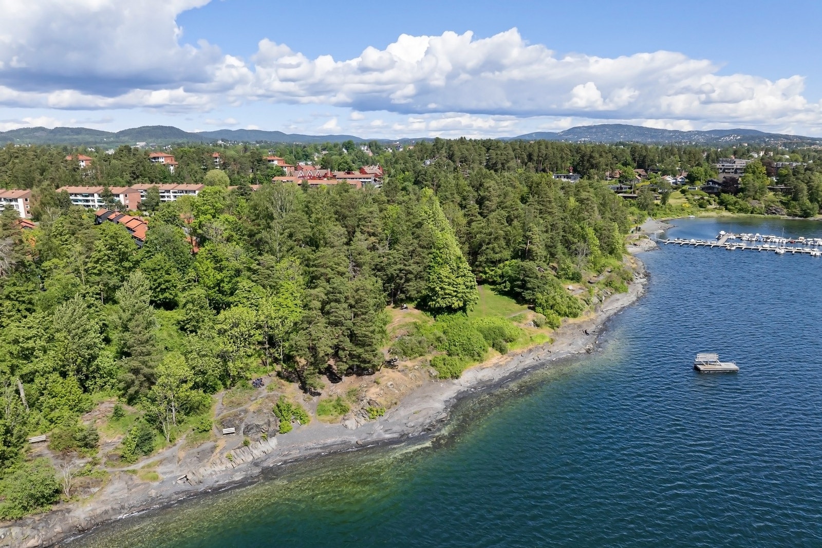 Området er særdeles attraktivt, kjent for å være veletablert og barnevennlig rett ved fjorden med fine bademuligheter, strand, småbåthavn og lekeplass i umiddelbar nærhet Galleribilde