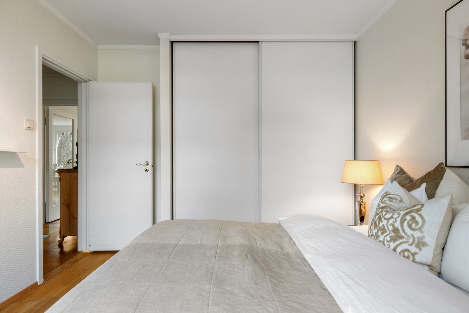 Videre er det skyvedørsgarderobe med god plass til oppbevaring Galleribilde