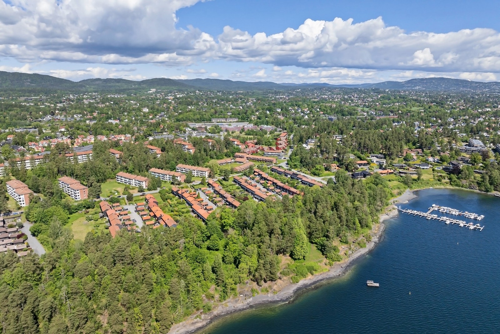 Eiendommen har en sjønær og etterspurt beliggenhet på nedre Høvik Galleribilde