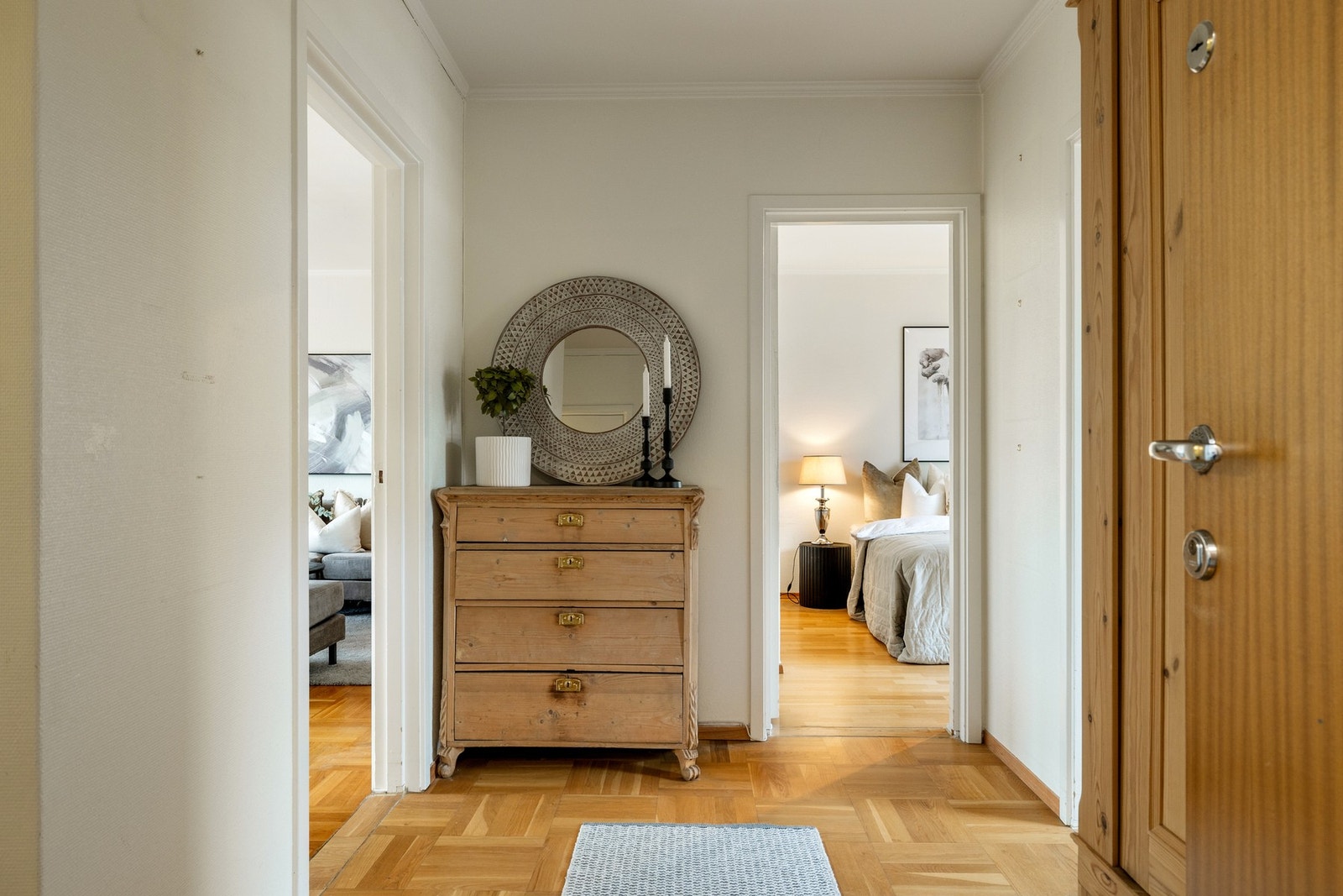 I entréen er det plass til garderobeskap eller kommode hvor klær og yttertøy kan ryddes pent bort Galleribilde