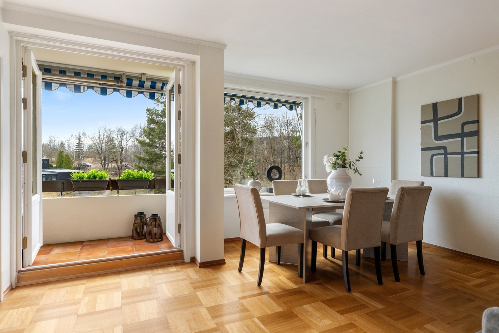 I stuen er det god plass til både sofagruppe og spisebord Galleribilde