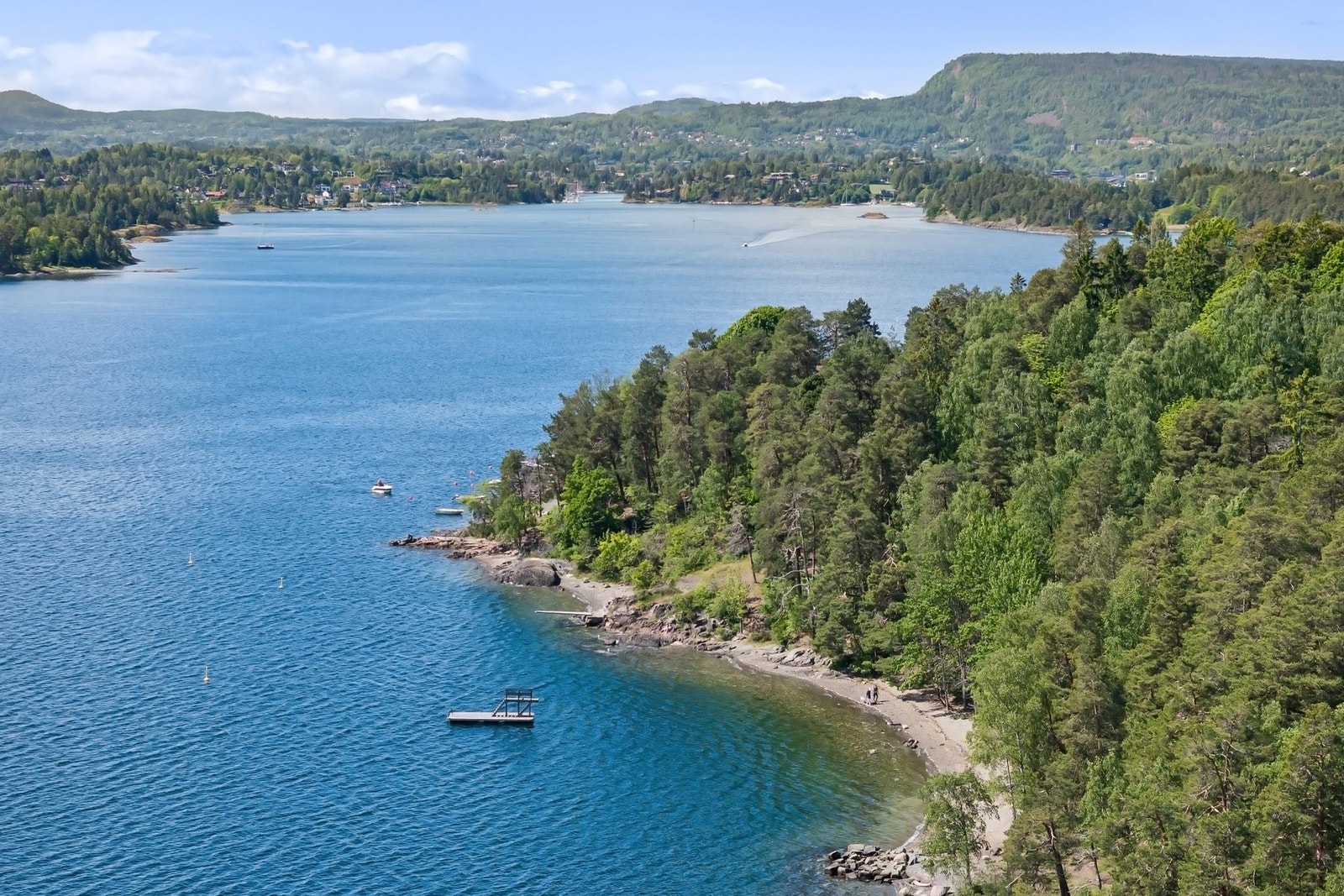 I gangavstand ligger flere badestrender, Strand Kajakklubb, Bærum Seilforening, Høvikodden med utsikt mot Kalvøya og Kadettangen Galleribilde