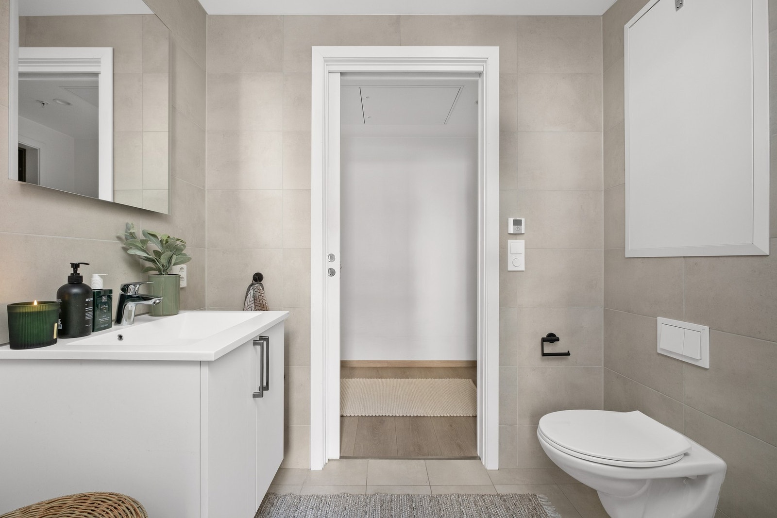 Det er god plass til vaskemaskin på badet. Galleribilde
