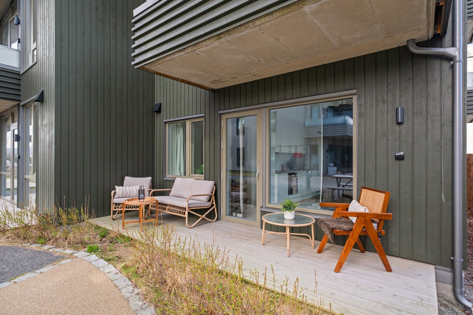 Romslig terrasse med god plass til utemøbler. Galleribilde