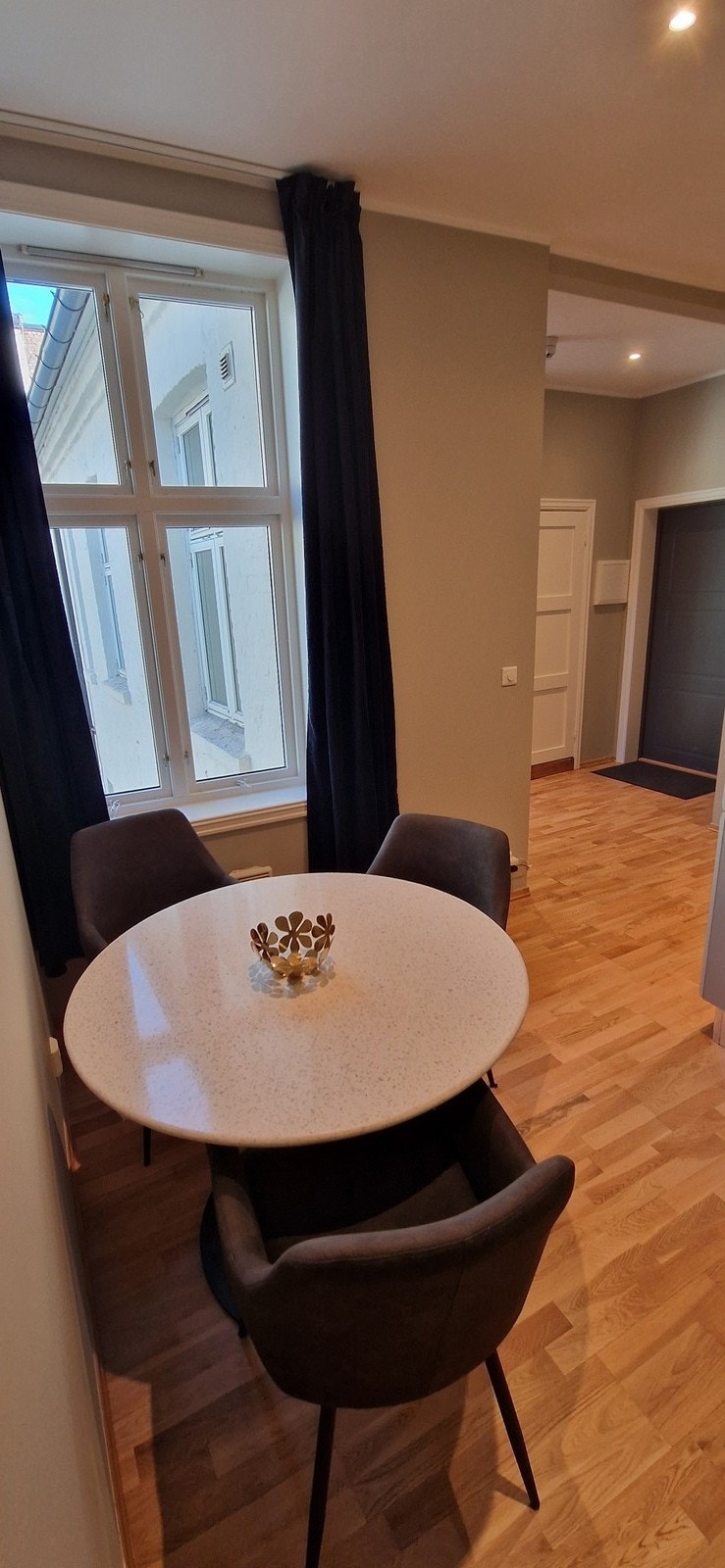 Plass til spisebord ved kjøkkenet. Galleribilde