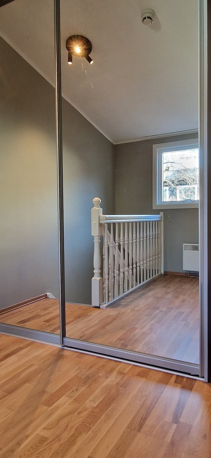 Stor skyvedørsgarderobe med god oppbevaringsplass. Galleribilde
