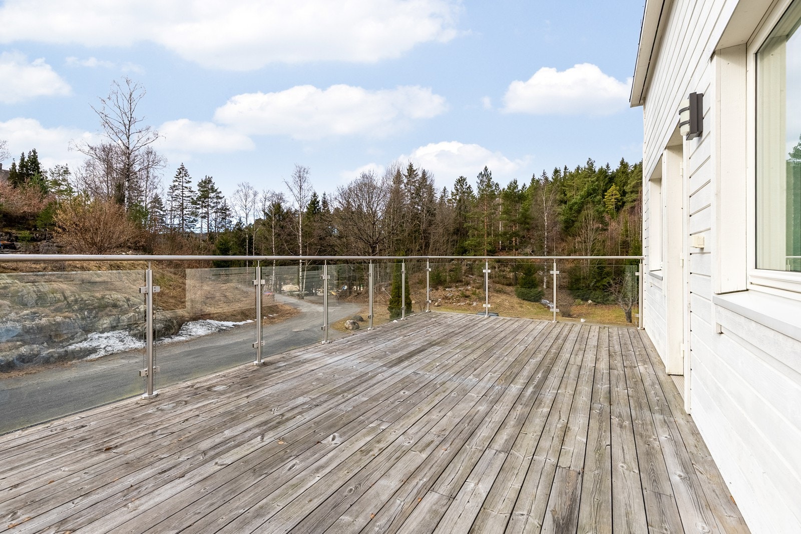 Takterrassen ligger solvendt med utsikt til omgivelsene Galleribilde
