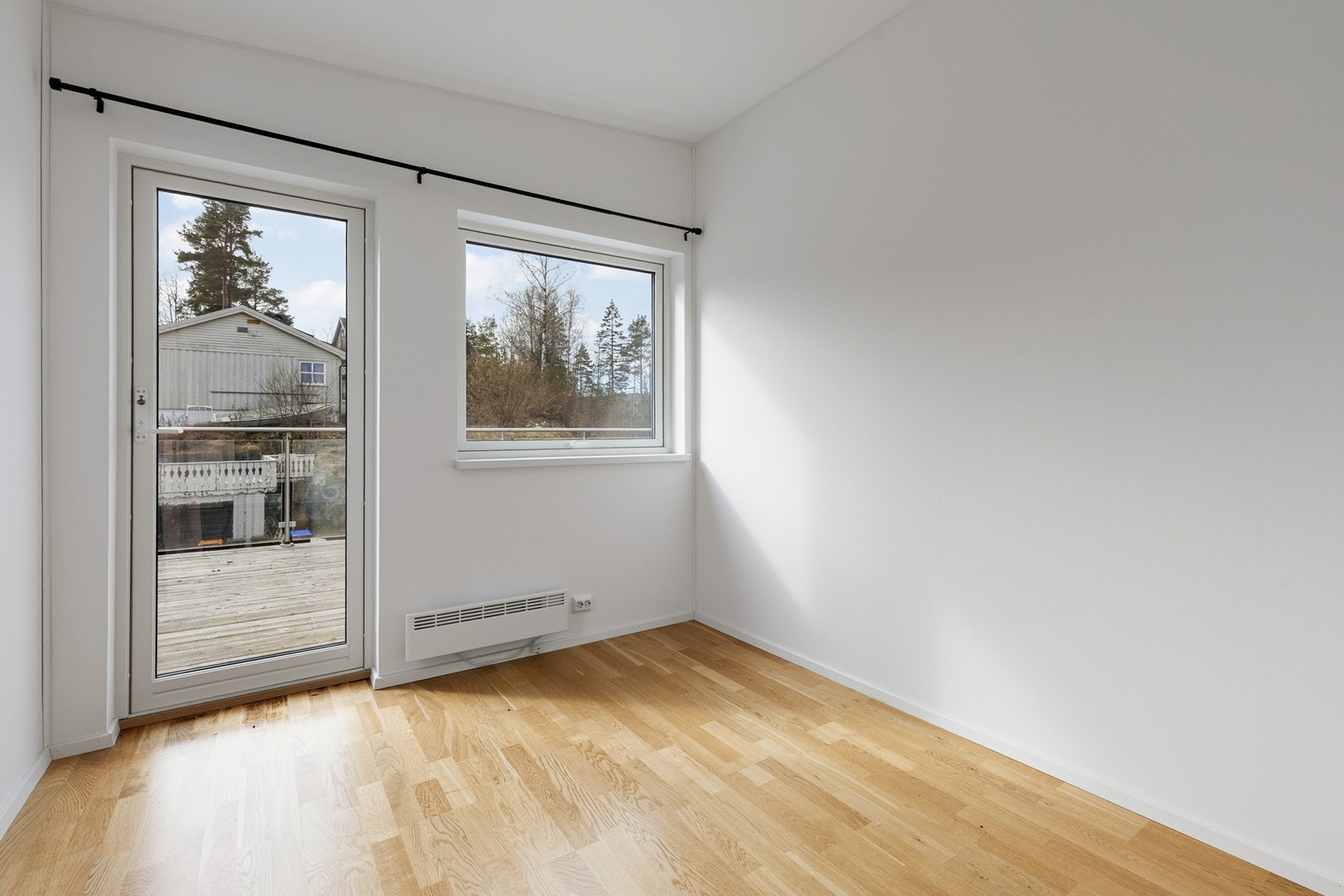 Soverom 2 i 2. etasje med utgang til takterrassen over garasje Galleribilde