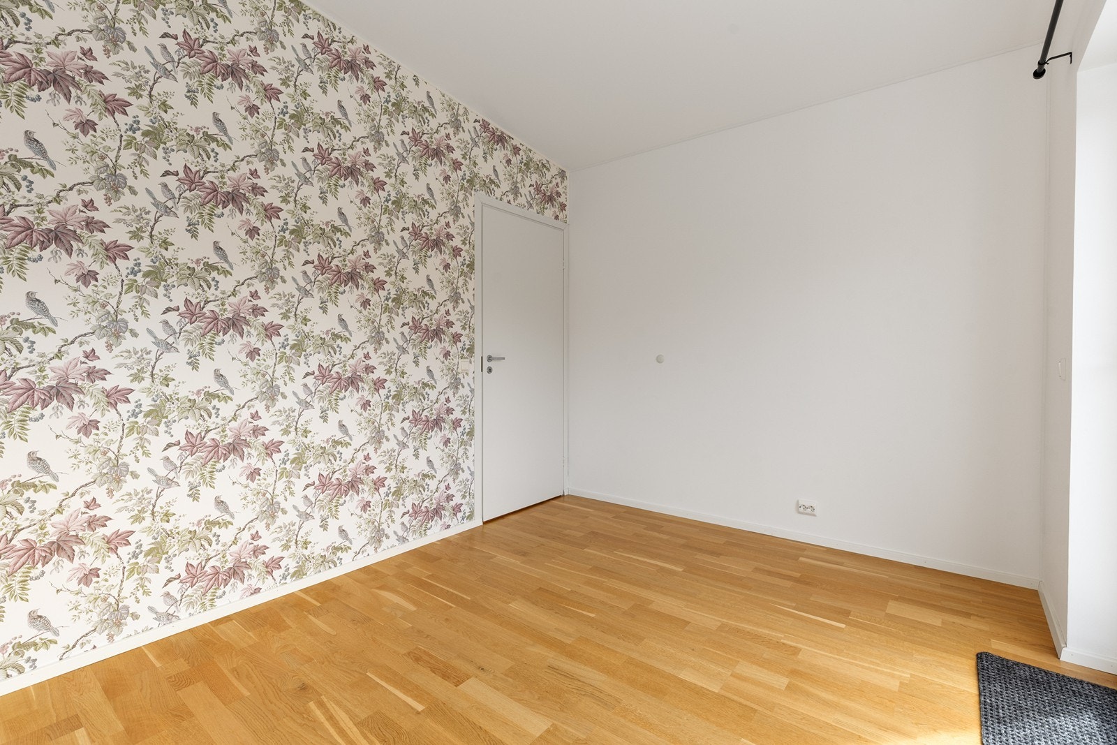Soverom 2 i 2. etasje med utgang til takterrassen over garasje Galleribilde