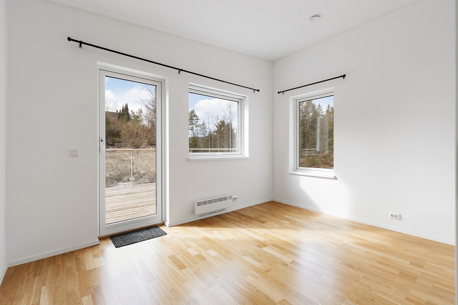 Soverom 3 i 2. etasje med utgang til takterrassen over garasje Galleribilde