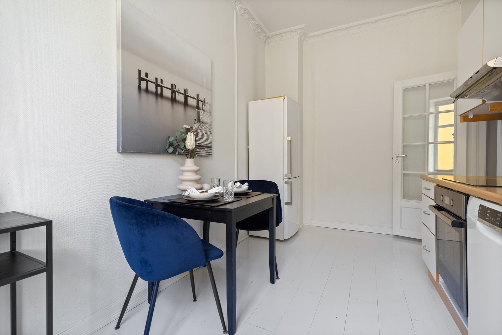 Kjøkkenet har rom for et hyggelig spisebord. Galleribilde