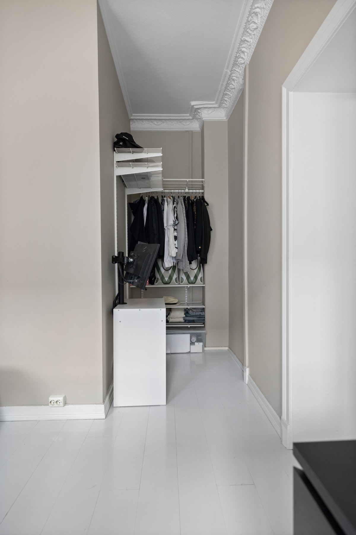 Praktisk krok som gjør det enkelt å skjule garderobe og klesrot. Galleribilde