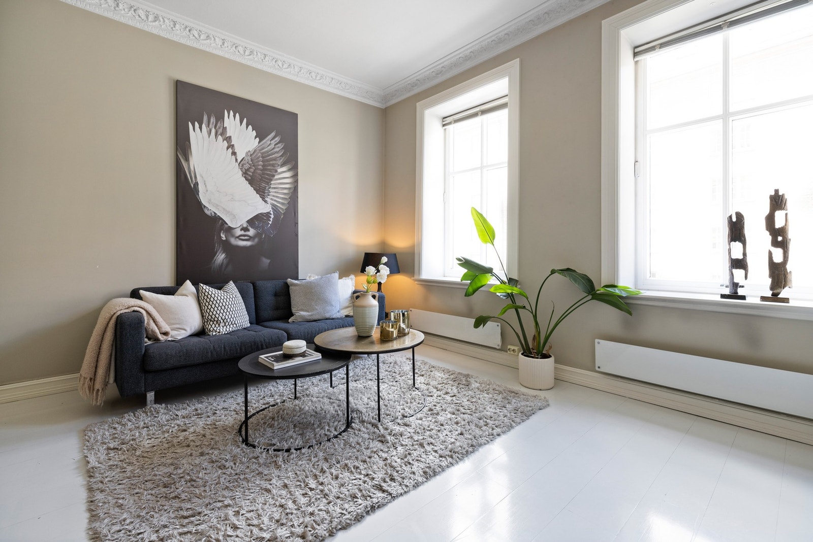 De store vindusflatene gir godt med naturlig lys til rommet. Galleribilde