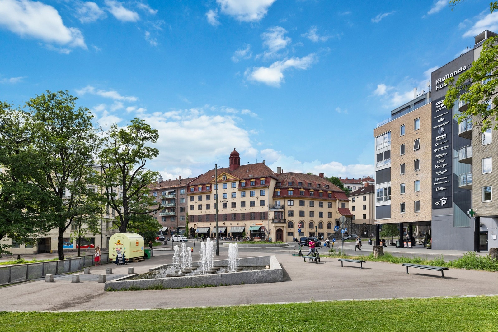 På Kiellands Hus, rett over gata, finner du en rekke servicefasiliteter og dagligvarehandel. Galleribilde