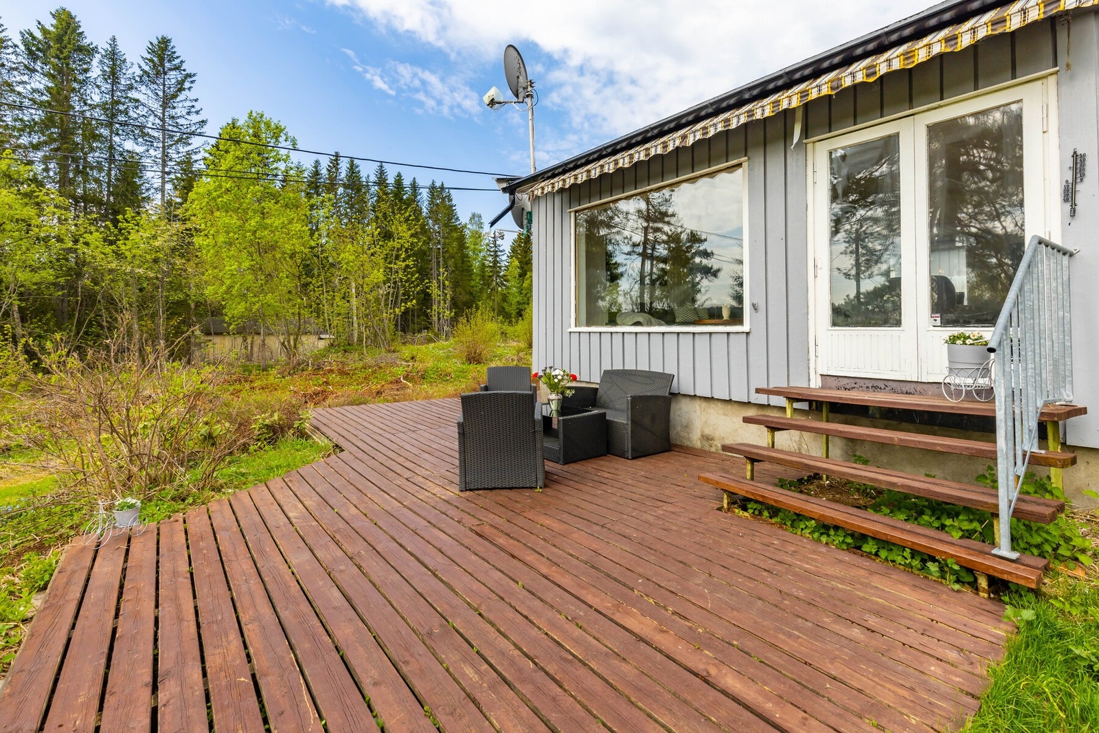 Fra stuen er det utgang til en markterrasse med god plass til sittegruppe og grill. Galleribilde