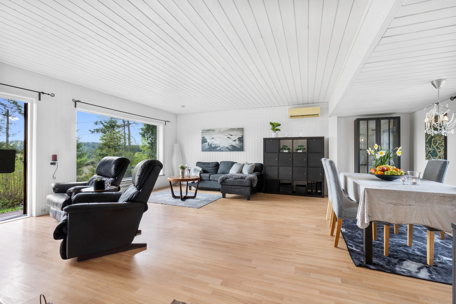 Boligen har en innbydende stue med vinduer og dør ut til terrassen som gir godt lysinnslipp. Galleribilde