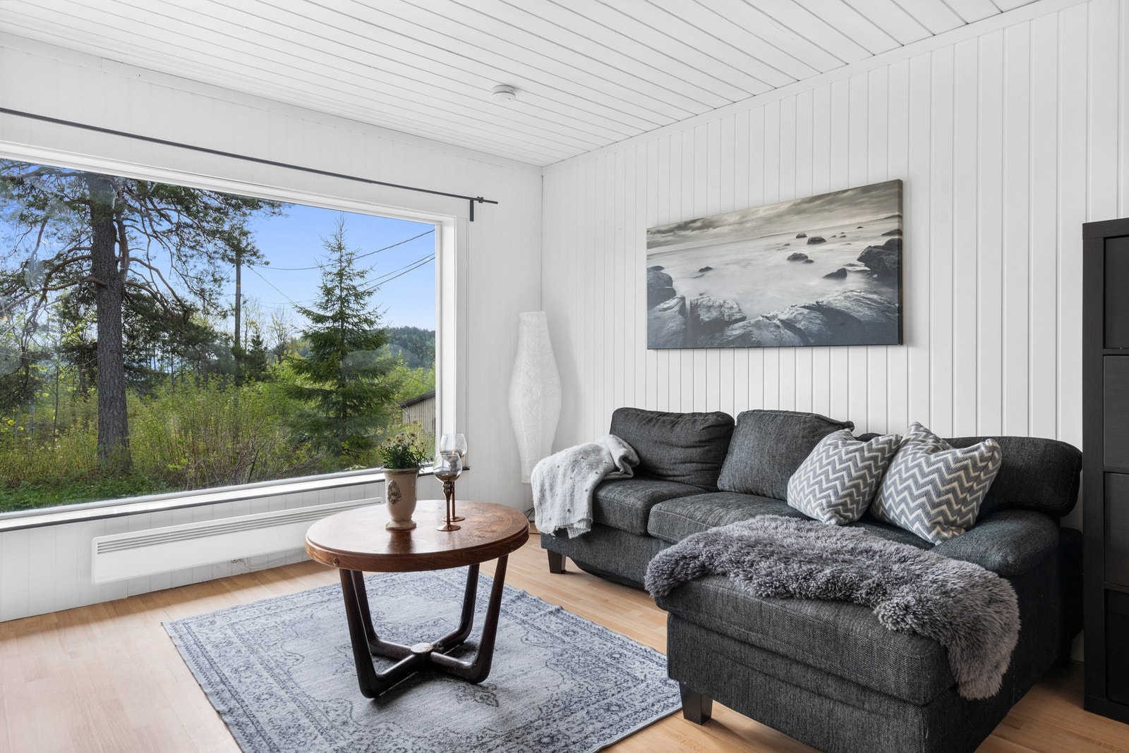 Det ene vinduet er stort og byr på fin utsikt mot skogkledde åser. Galleribilde