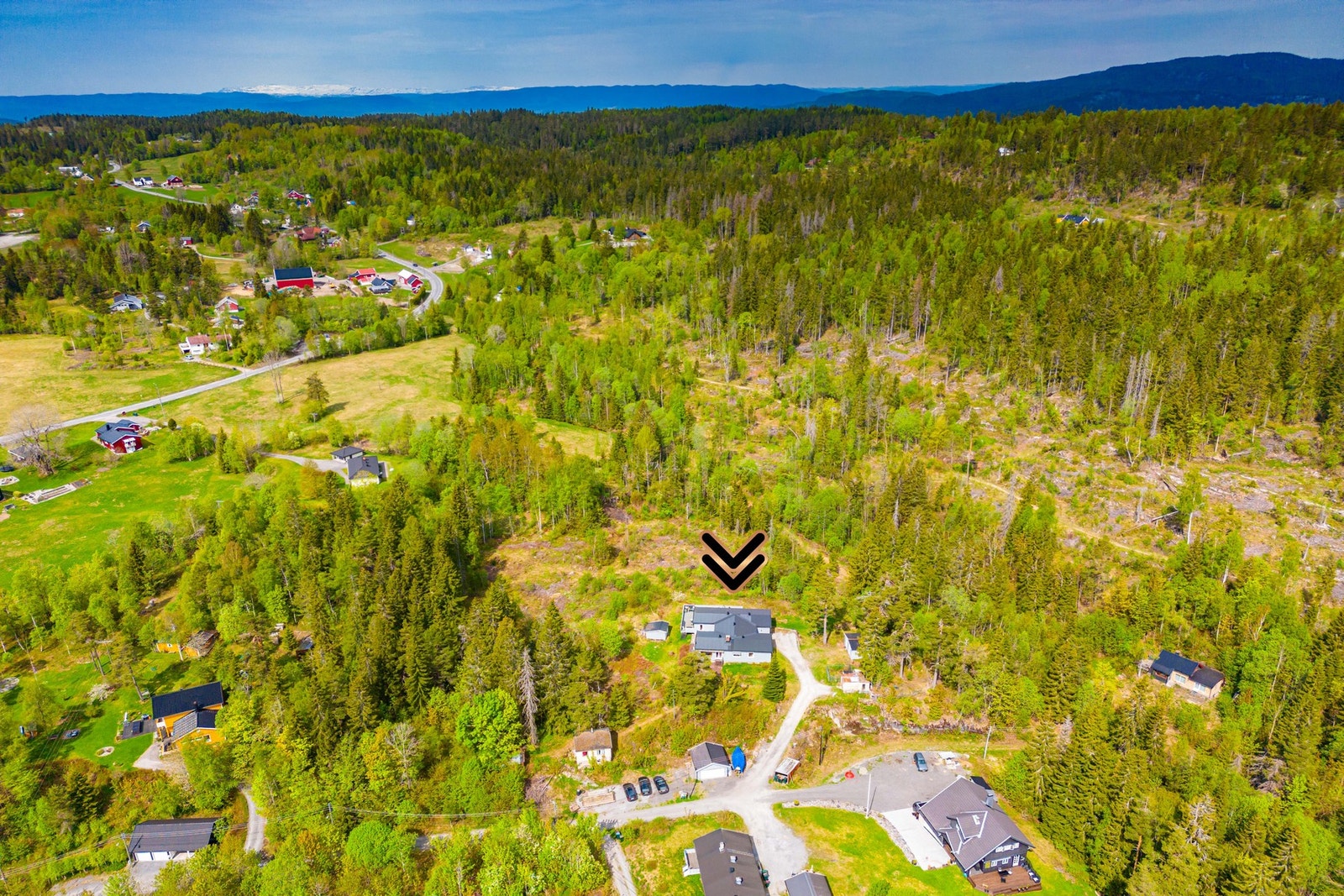 Tomannsboligen ligger i et rolig og idyllisk område med skogen som nærmeste nabo. Galleribilde