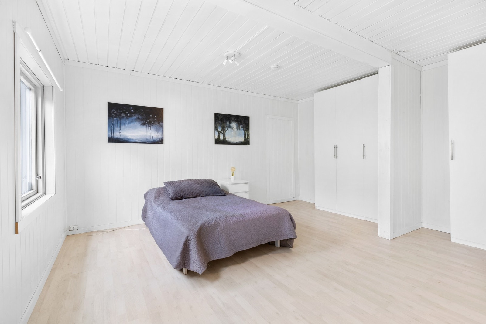 Boligen har tre gode soverom med laminatgulv og vegger malt i forskjellige farger. Galleribilde