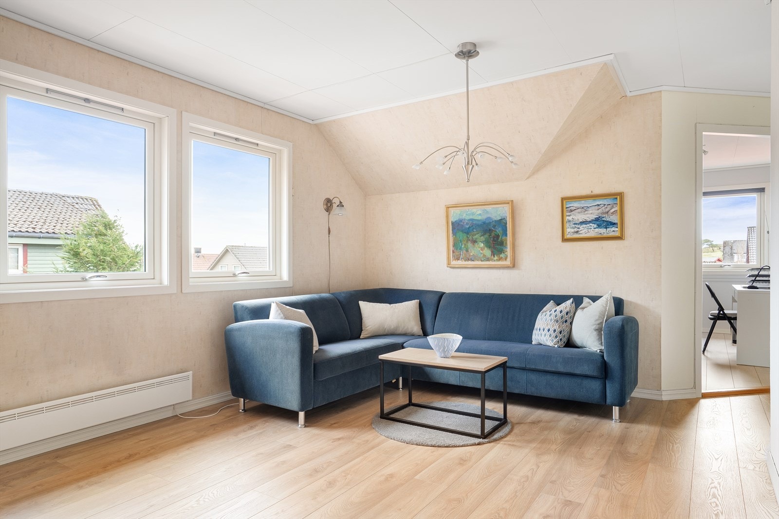 Store vindusflater som slipper inn rikelig med naturlig lys og bidrar til å skape en luftig og god romfølelse. Galleribilde