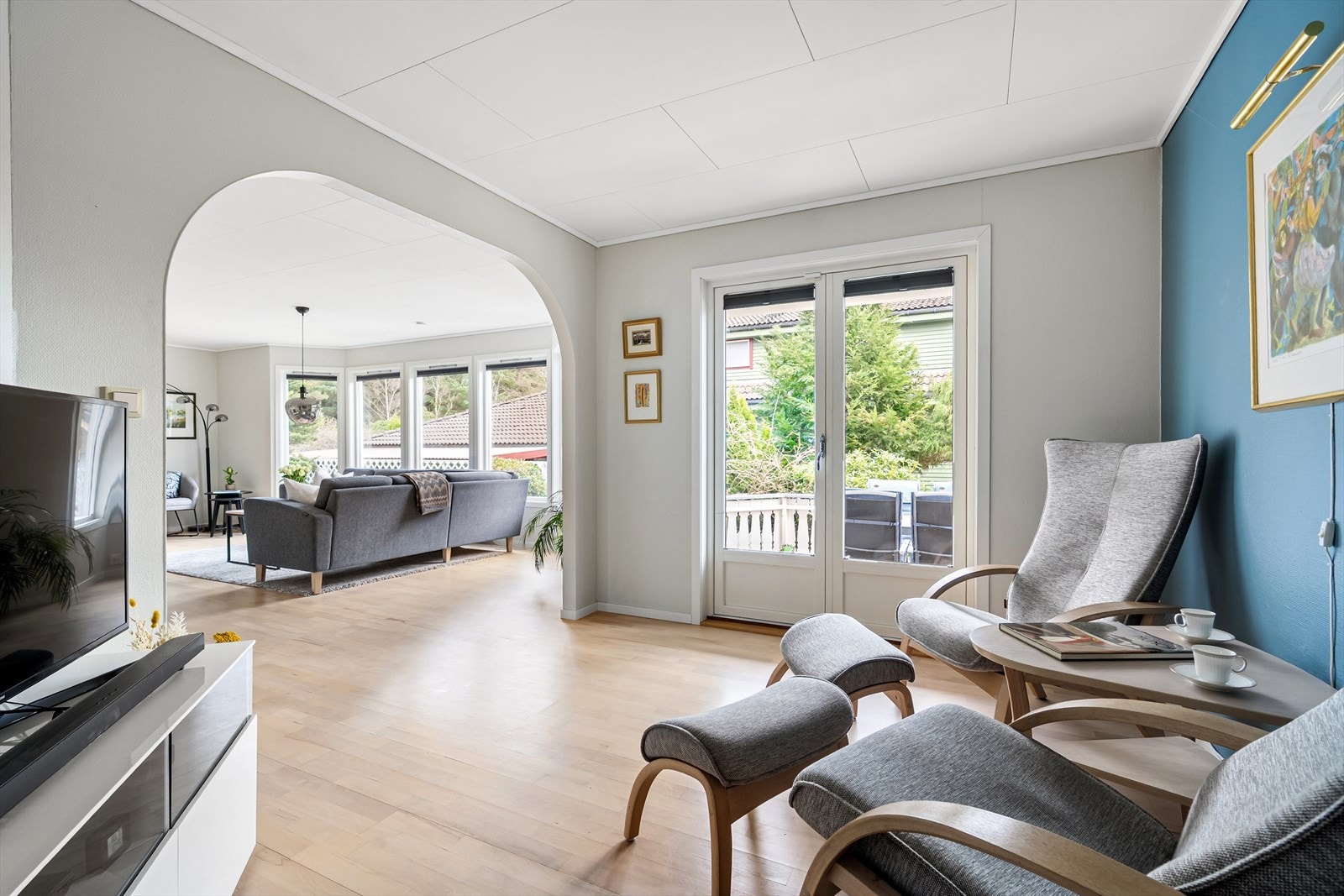 Store vindusflater som slipper inn rikelig med naturlig lys og gir stuen en luftig romfølelse. Galleribilde