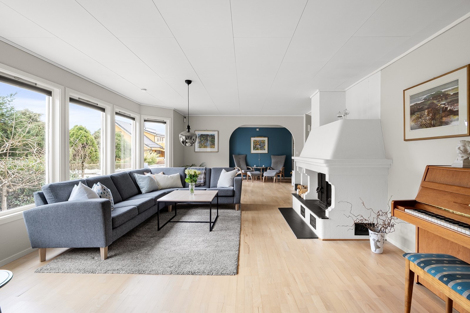 Her får du en gjennomført bolig med god planløsning, funksjonelle løsninger og pent opparbeidede uteområder. Galleribilde