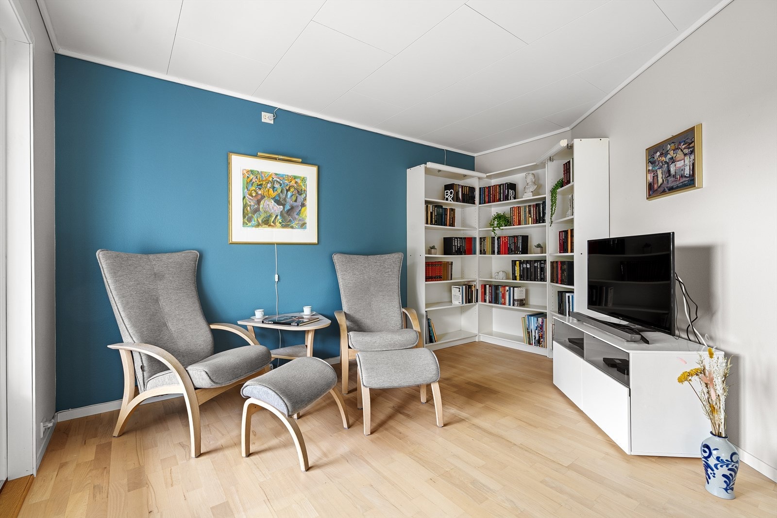 Egen sone for TV-stue hvor man enkelt kan koble av med TV eller en god bok. Galleribilde