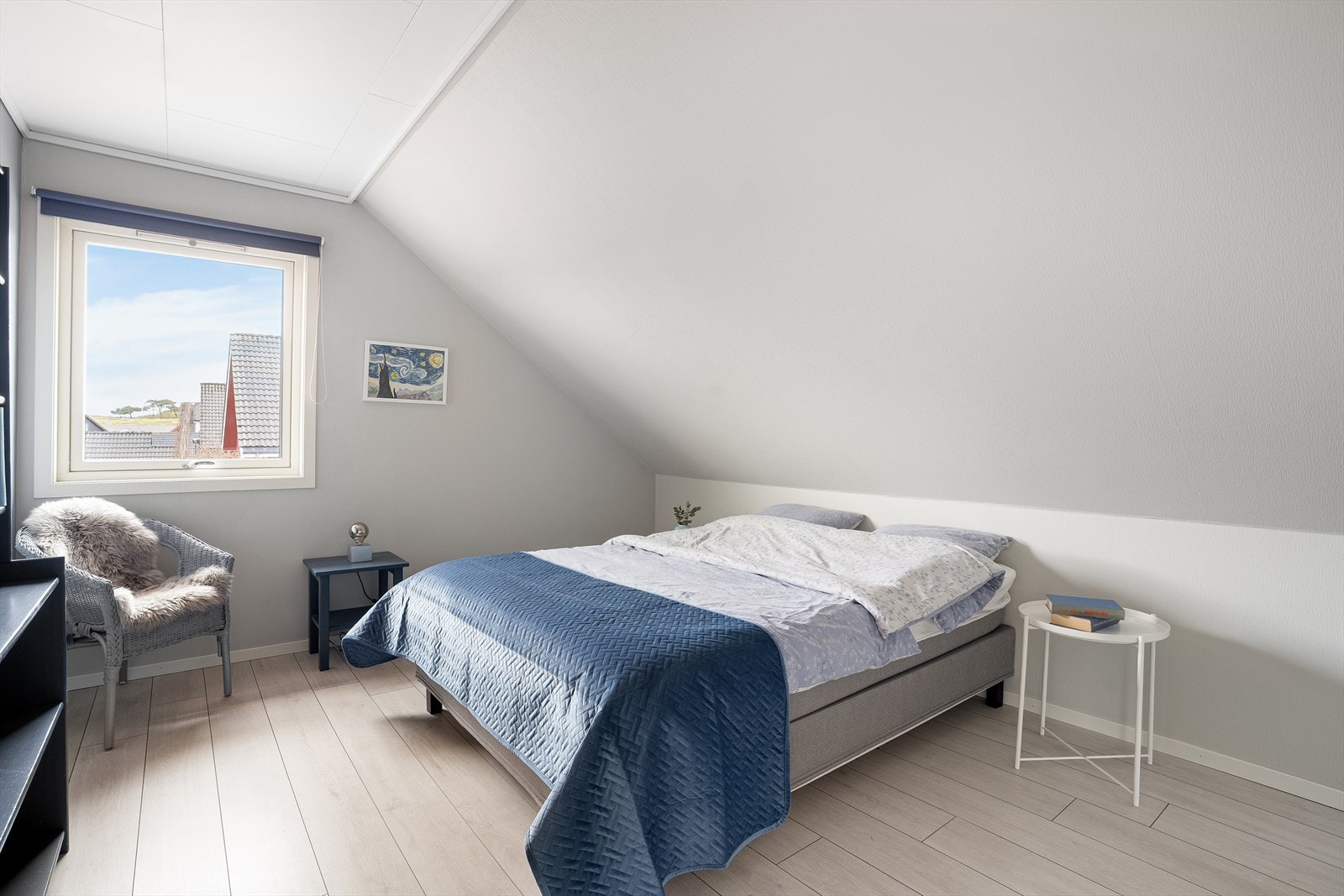 2. etasje har 4 soverom av god størrelse med plass til dobbeltseng og øvrig møblement, samt store vindusflater som gir soverommene et luftig preg. Galleribilde