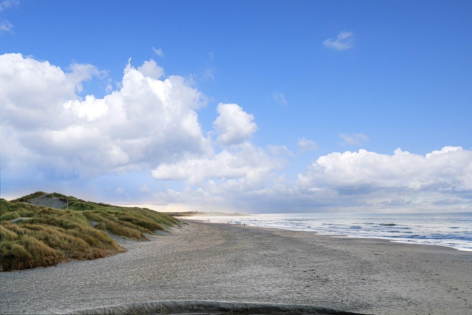 Her finner du milevis med sandstrender og flotte naturområder som passer perfekt for både turgåere, surfere og badeglade i alle aldre. Galleribilde