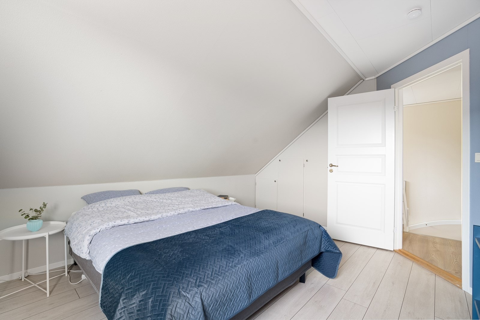 Soverom nummer 2 med plass til dobbeltseng og innebygde garderobeskap. Galleribilde