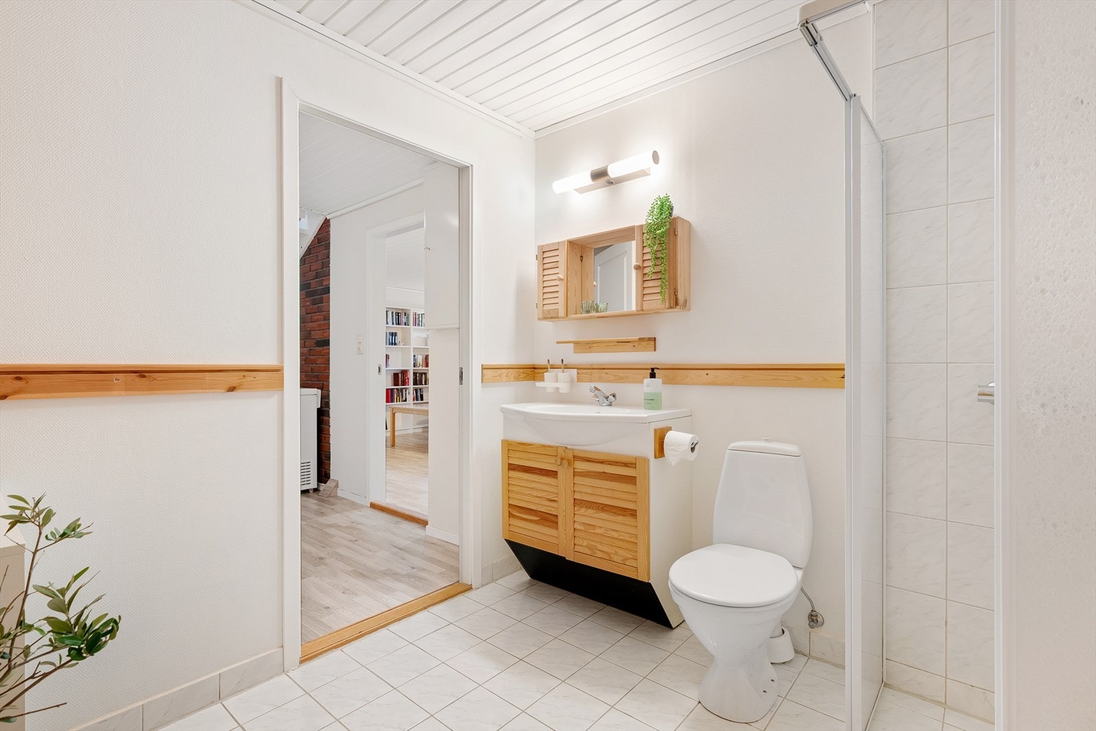 Badet har fliser på gulv samt varmekabler som gir økt komfort i hverdagen. Flis på vegg i dusjsone. Galleribilde