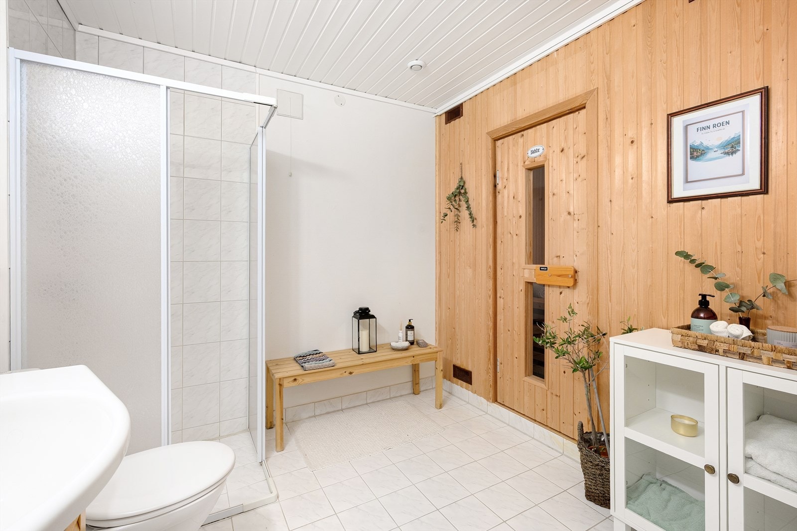 Innredet med toalett, baderomsmøbel og dusjhjørne. Galleribilde