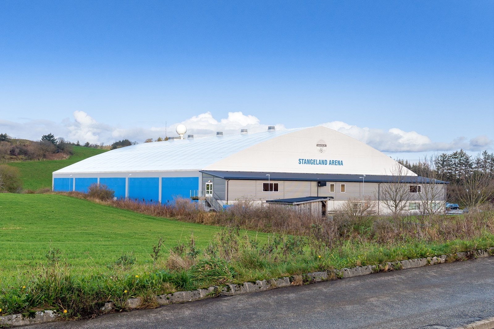 Stangeland Arena med innendørs fotballbane og treningsrom. Galleribilde
