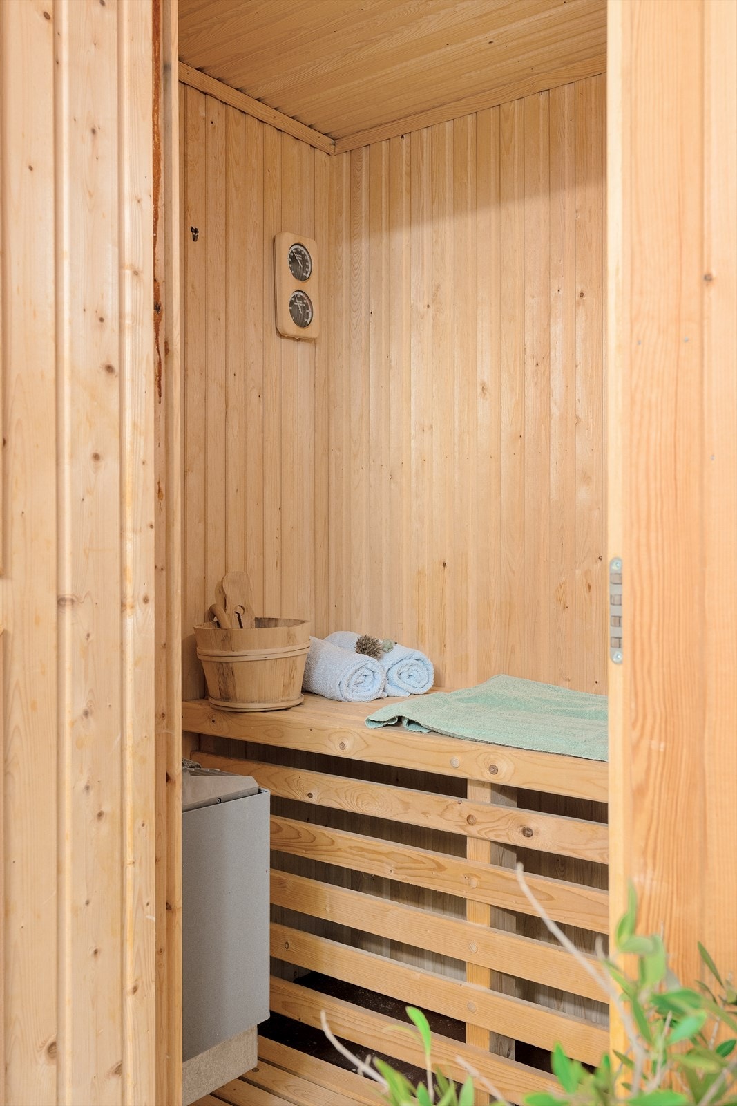Fra badet er det direkte adkomst til tilhørende badstue, perfekt for velvære og avslapning i hverdagen. Galleribilde