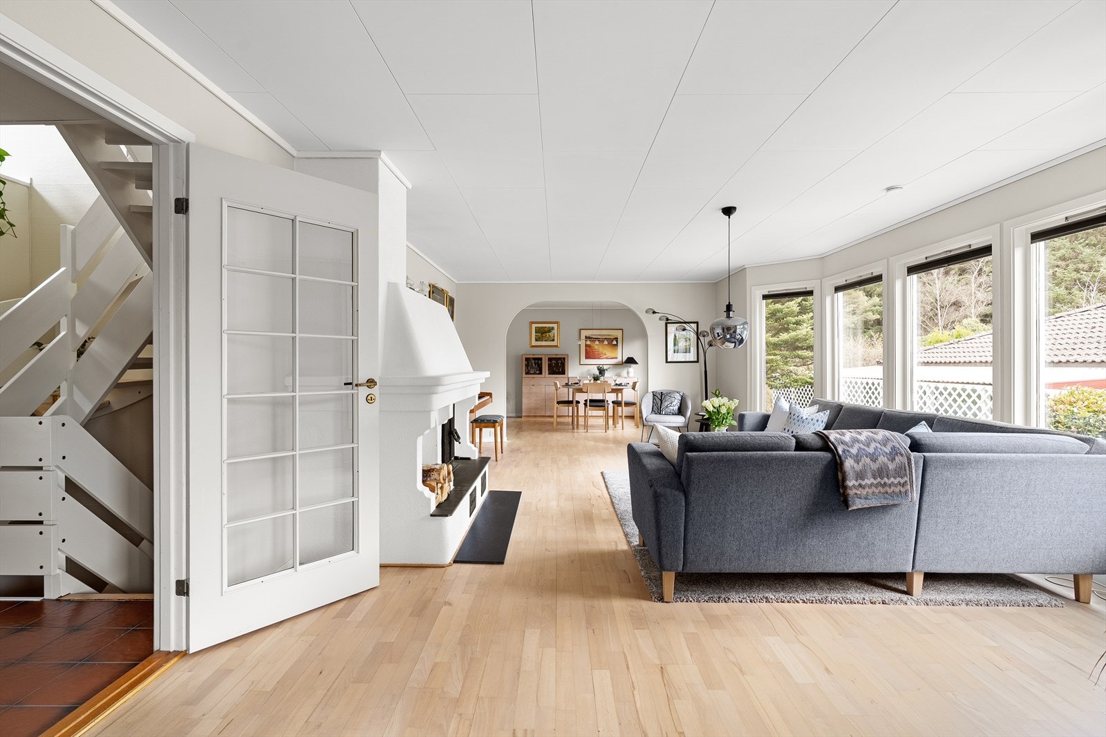 Stuen er romslig med god plass til flere oppholdssoner. Galleribilde