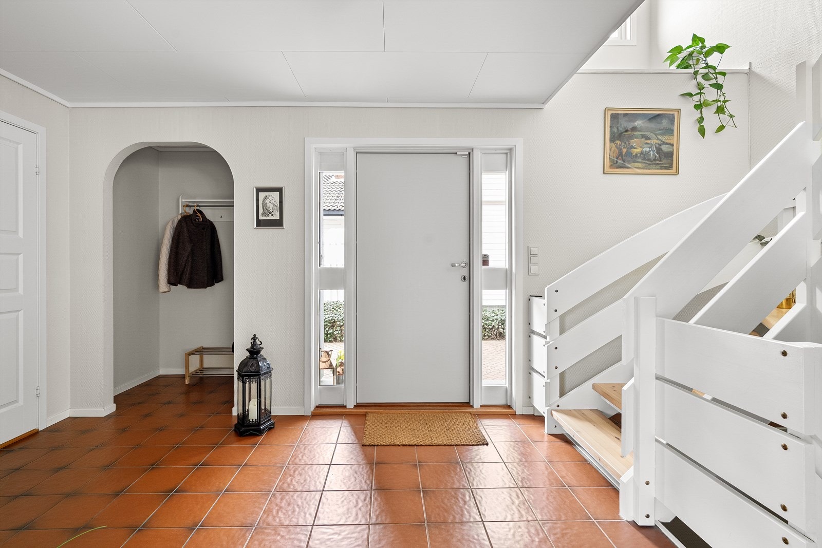 Romslig og innbydende entré med god plass til å henge fra seg yttertøy. Galleribilde