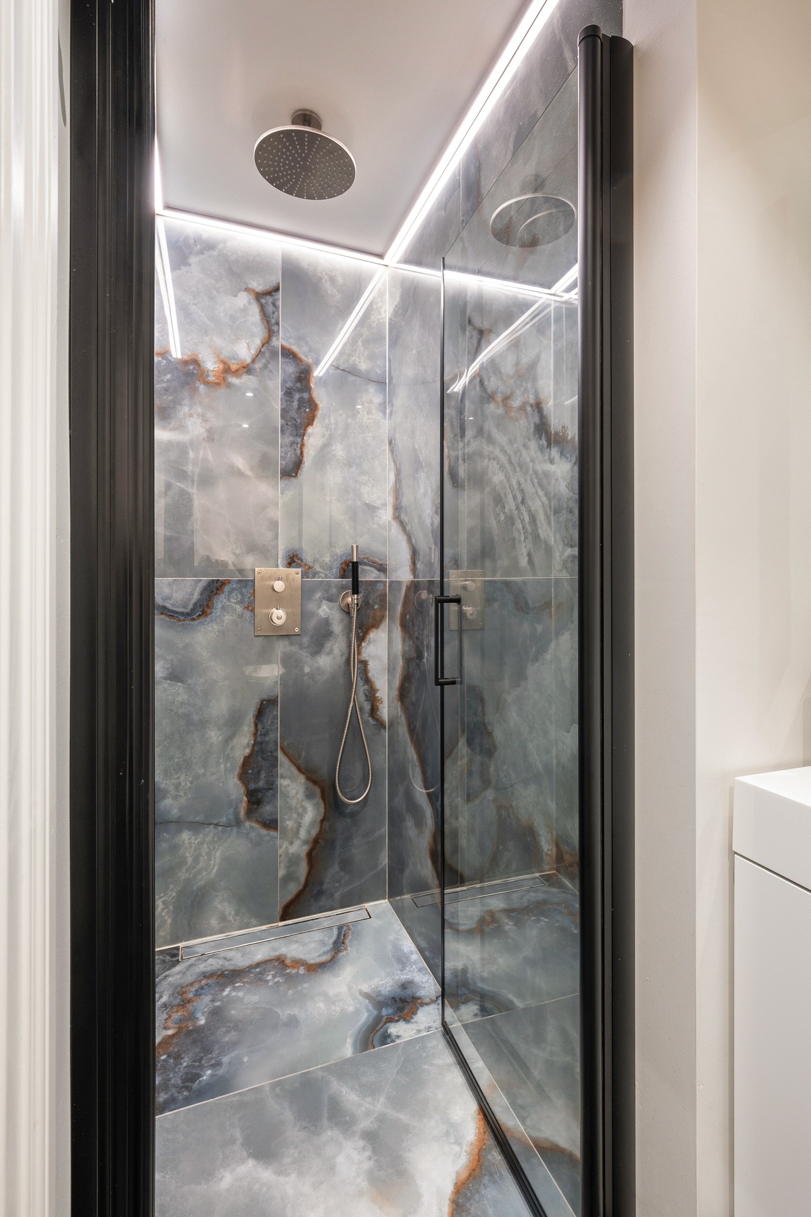 Eksklusiv dusjsone med lekre fliser og moderne detaljer Galleribilde