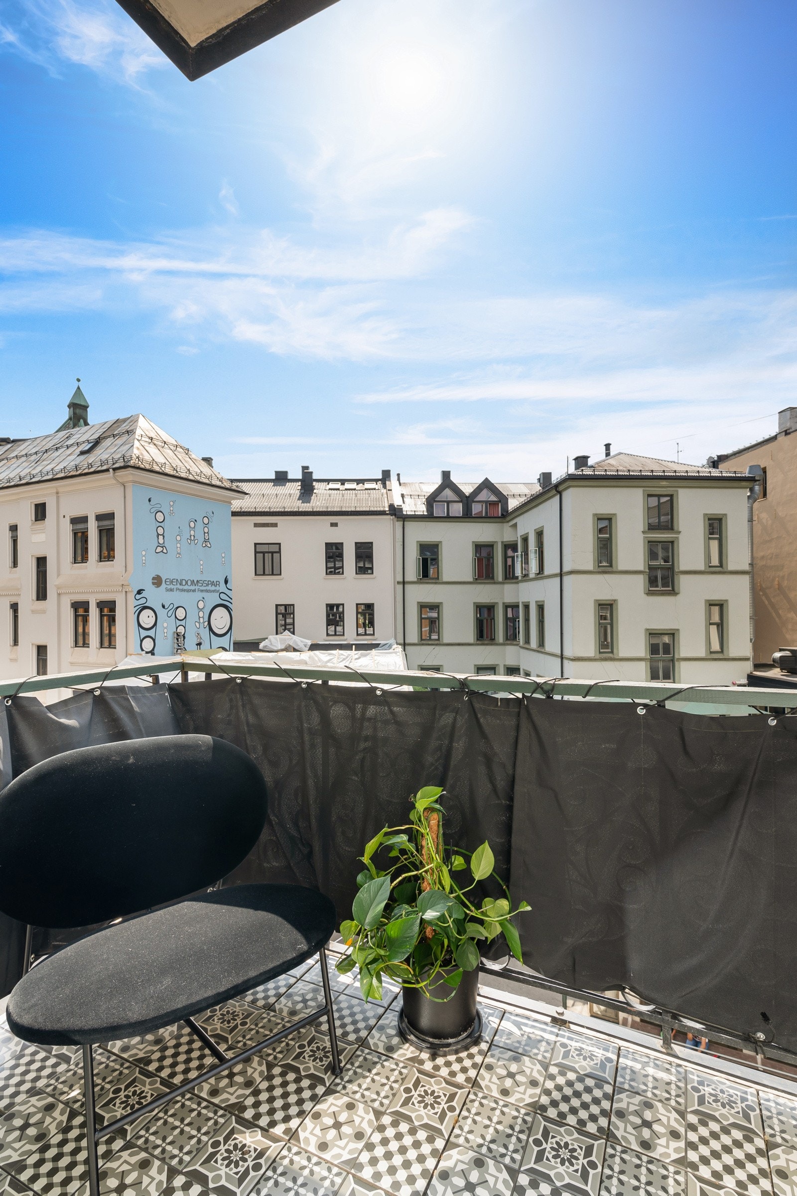 Solrik balkong med utgang fra spistuen har ettermiddag- og kveldssol Galleribilde