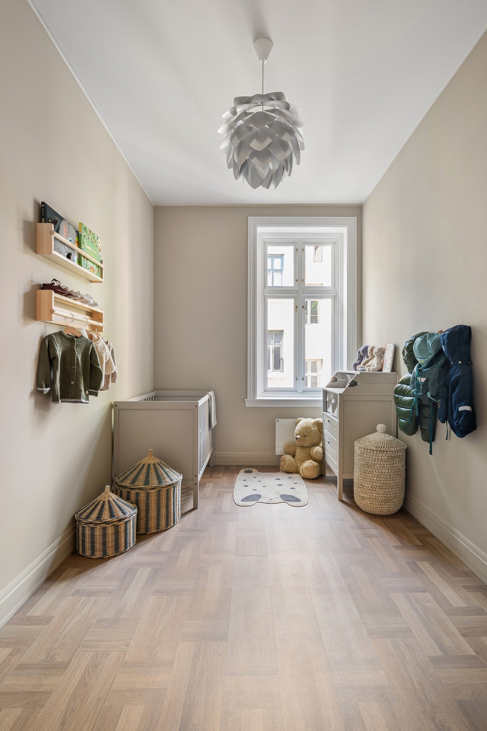 Fleksibelt soverom 3 vendt mot stille bakgård - perfekt som barnerom, gjesterom eller hjemmekontor Galleribilde