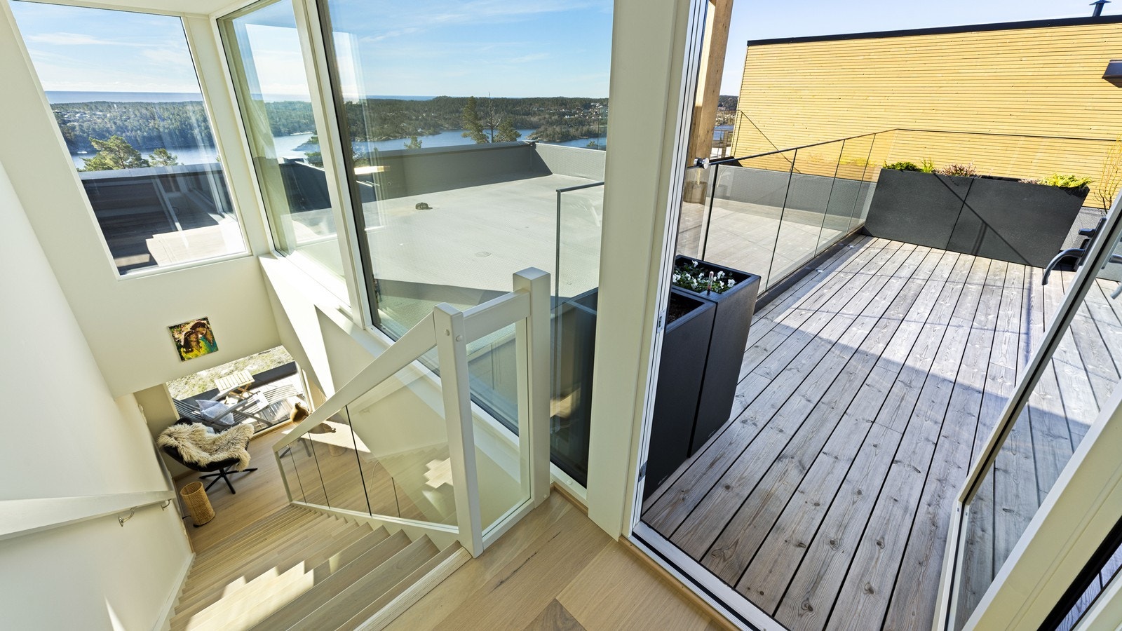 Trappeløpet har svært store vindusflater som gir en luftig og fin følelse opp til takterrasse. Boden til leiligheten ligger også i toppen av trappen. Galleribilde